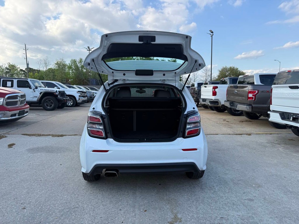 Chevrolet Sonic Vehicle Full-screen Gallery Image 36