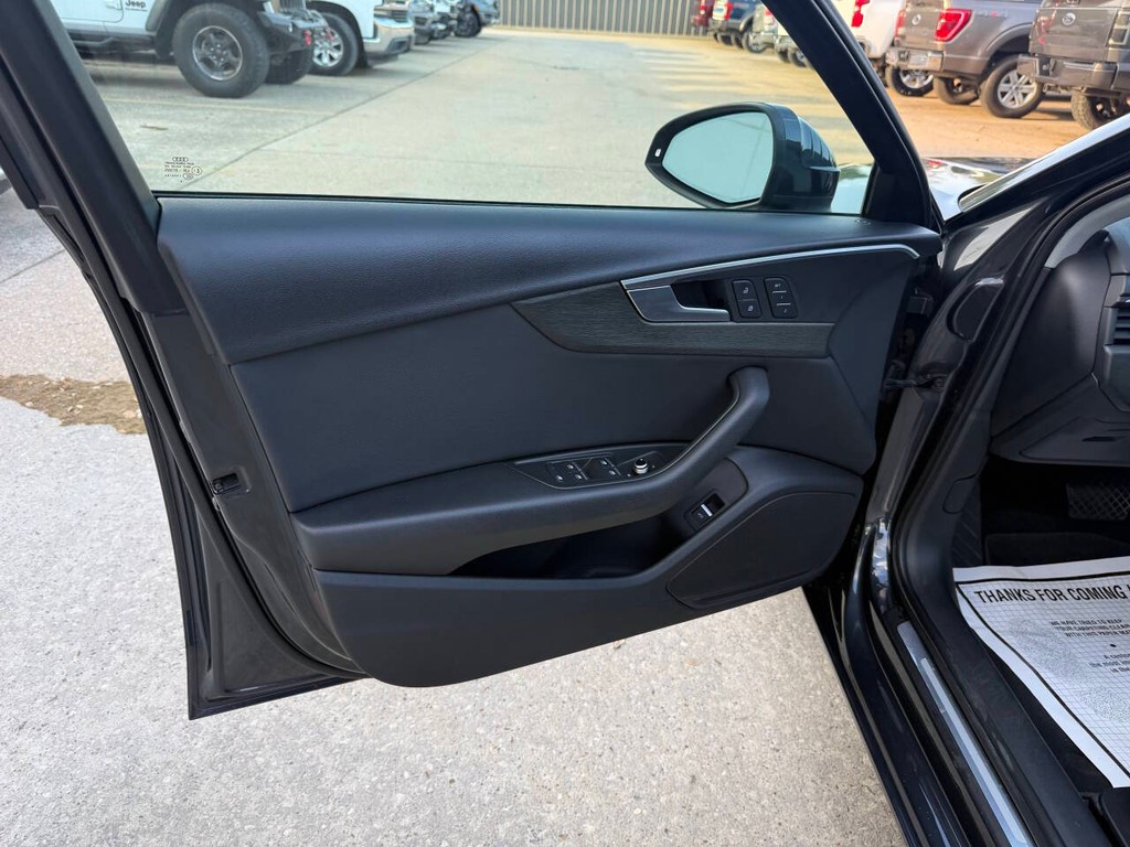 Audi A4 Vehicle Full-screen Gallery Image 08