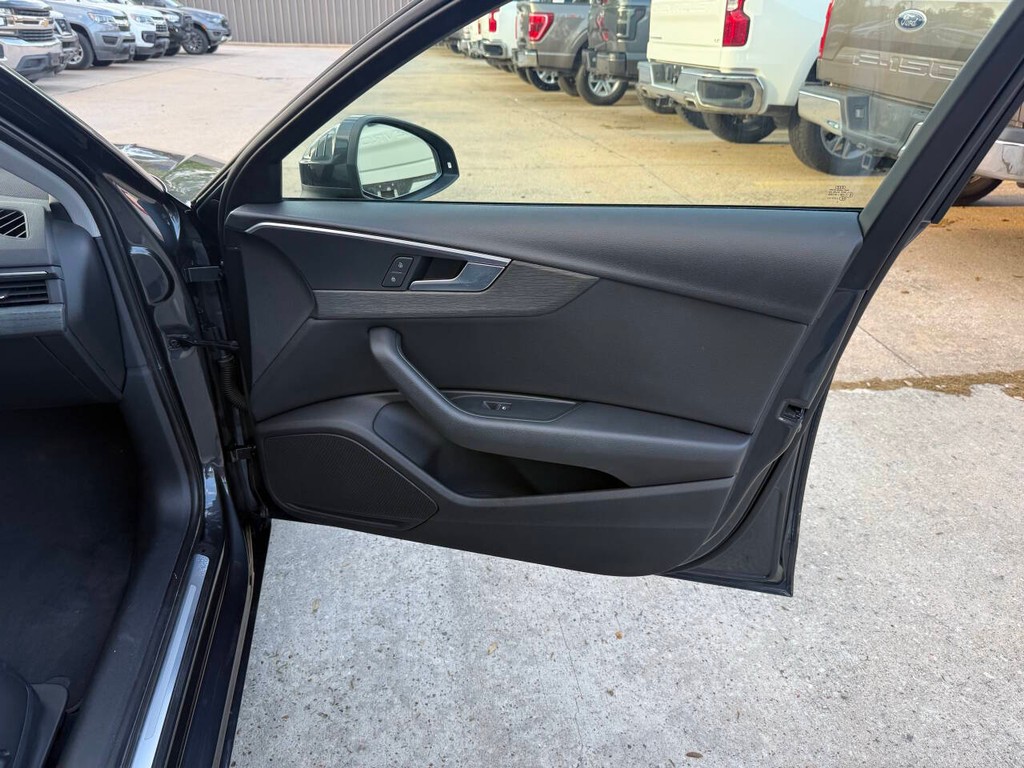 Audi A4 Vehicle Full-screen Gallery Image 11