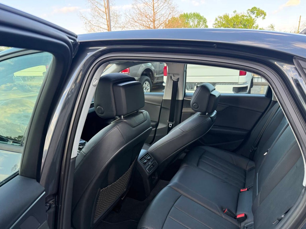 Audi A4 Vehicle Full-screen Gallery Image 12