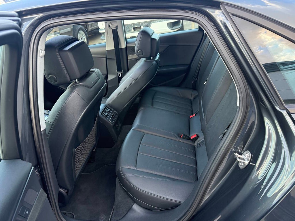 Audi A4 Vehicle Full-screen Gallery Image 13