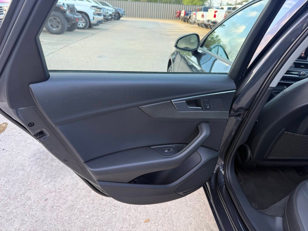 Audi A4 Vehicle Full-screen Gallery Image 14