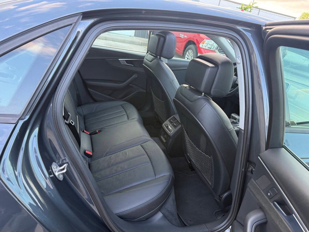 Audi A4 Vehicle Full-screen Gallery Image 15