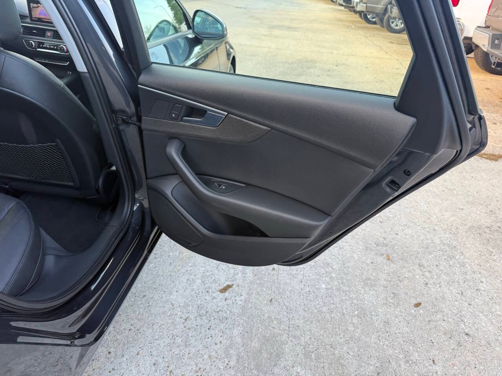 Audi A4 Vehicle Full-screen Gallery Image 16