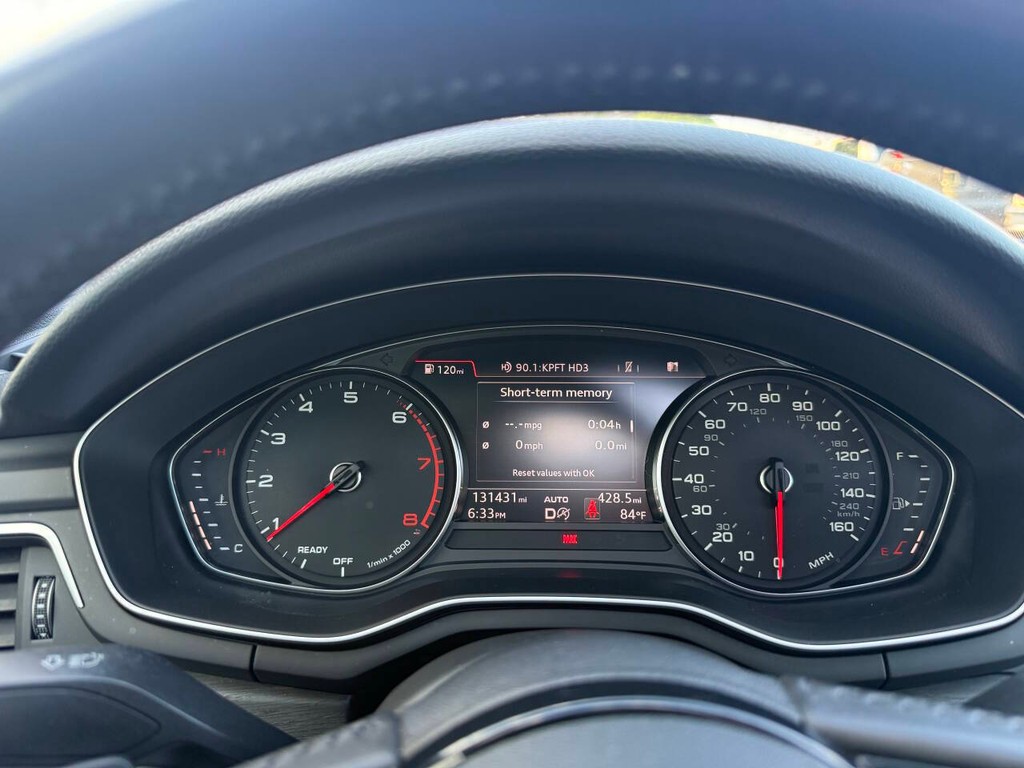 Audi A4 Vehicle Full-screen Gallery Image 31