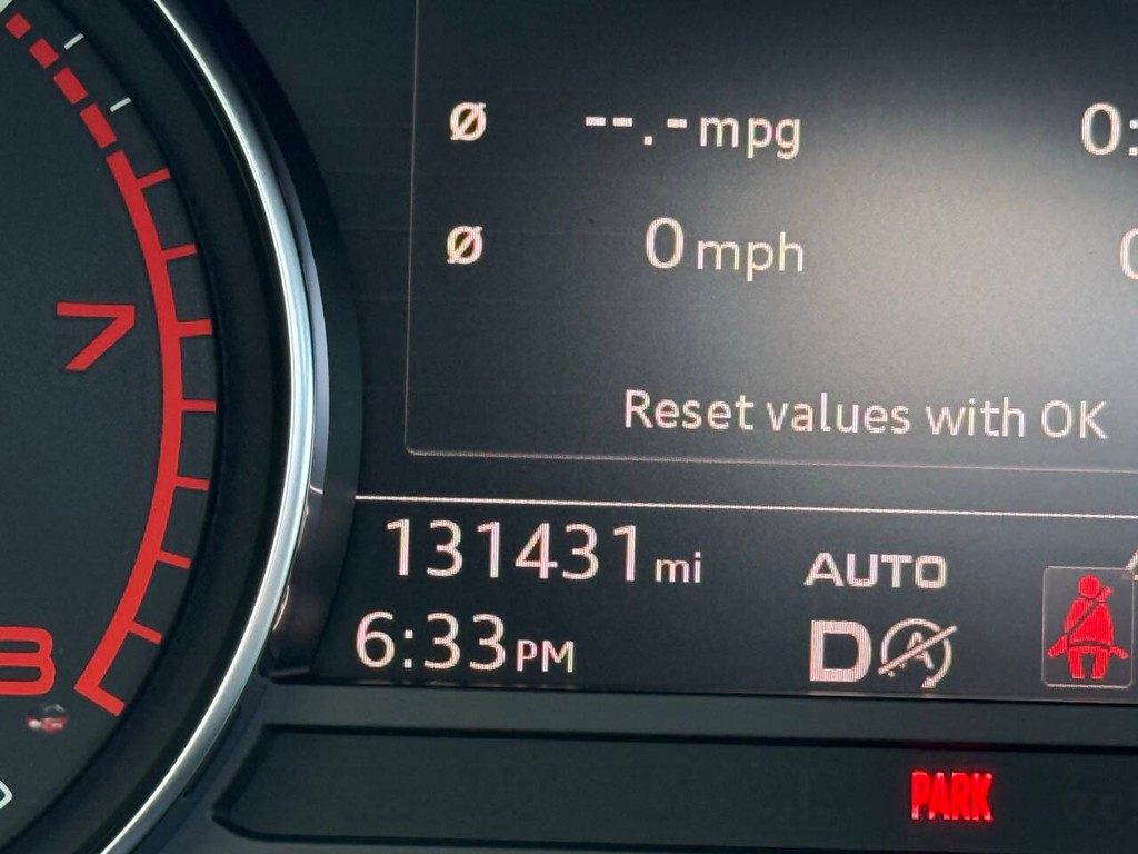 Audi A4 Vehicle Full-screen Gallery Image 32