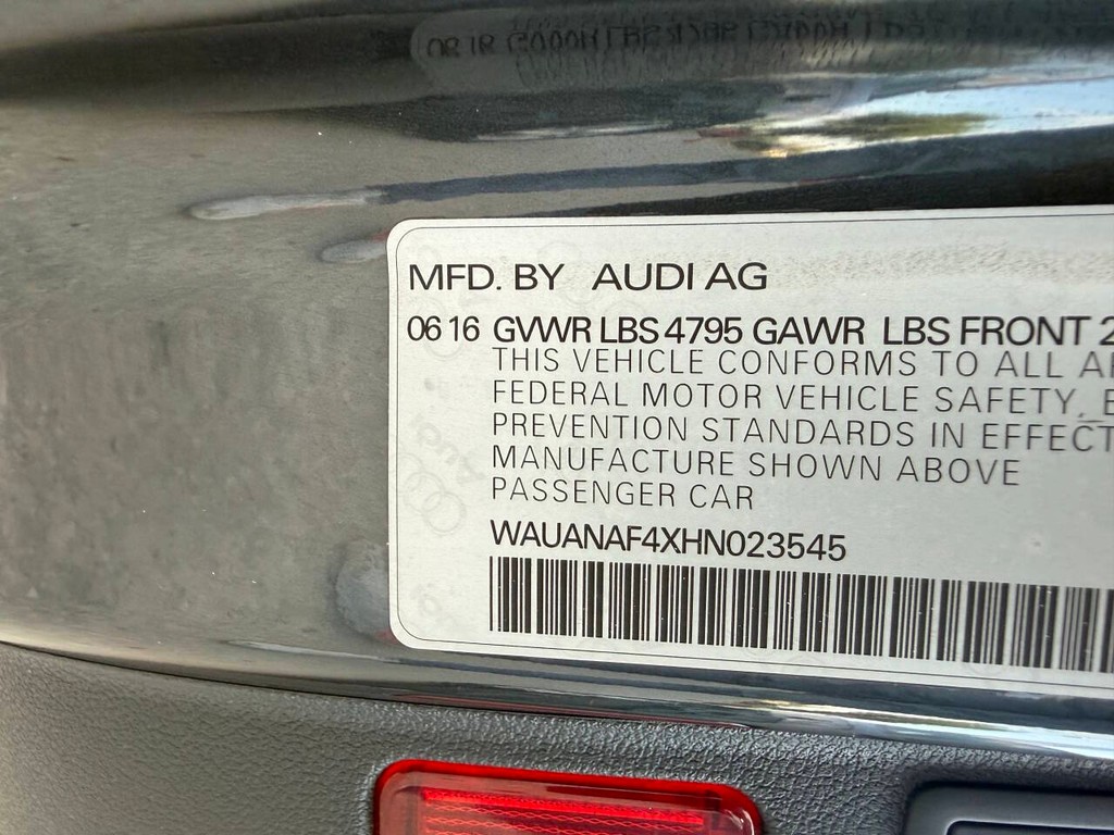 Audi A4 Vehicle Full-screen Gallery Image 33