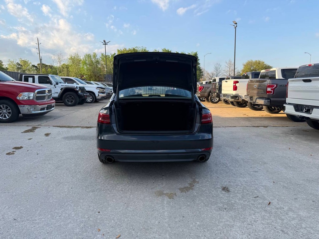 Audi A4 Vehicle Full-screen Gallery Image 36