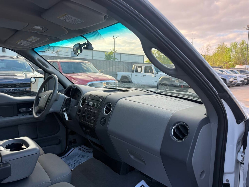 Ford F-150 Vehicle Full-screen Gallery Image 09