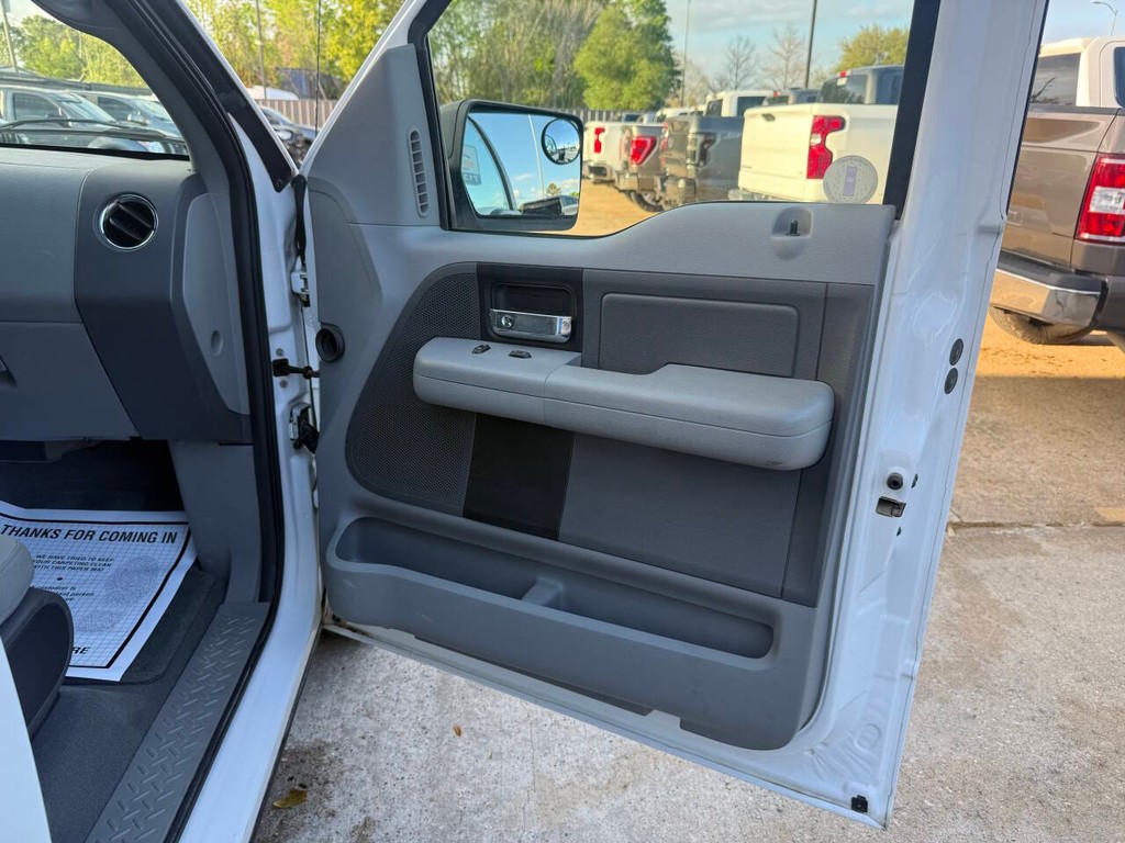 Ford F-150 Vehicle Full-screen Gallery Image 11