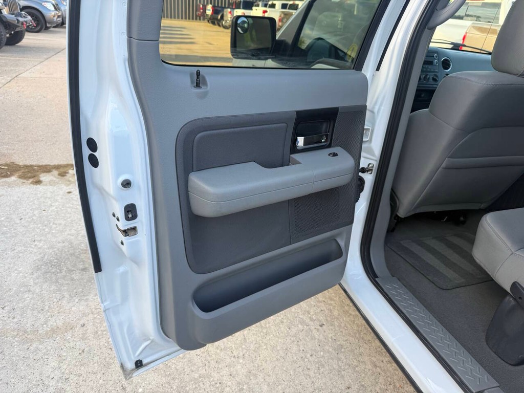 Ford F-150 Vehicle Full-screen Gallery Image 14