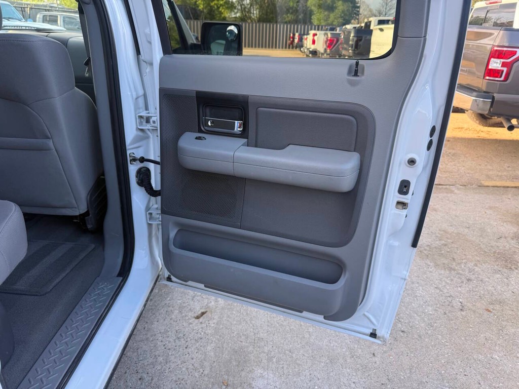 Ford F-150 Vehicle Full-screen Gallery Image 16