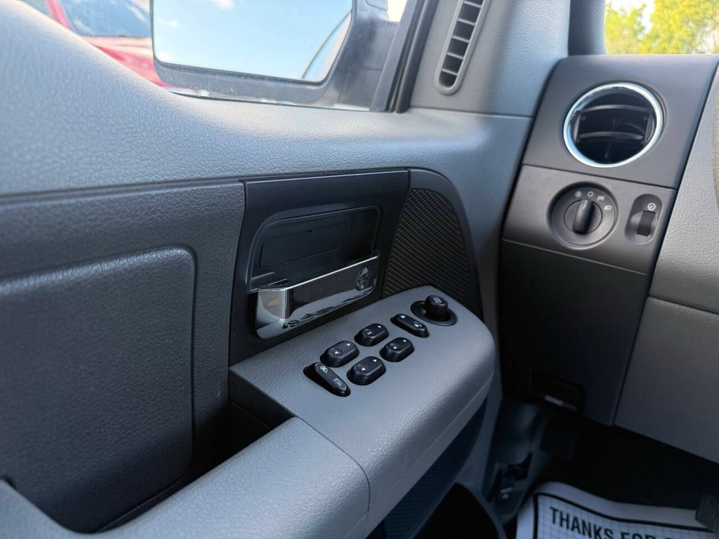 Ford F-150 Vehicle Full-screen Gallery Image 27