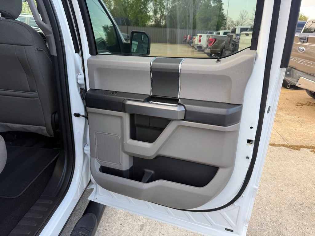 Ford F-150 Vehicle Full-screen Gallery Image 16