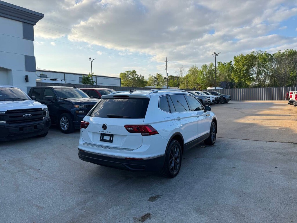 Volkswagen Tiguan Vehicle Full-screen Gallery Image 05