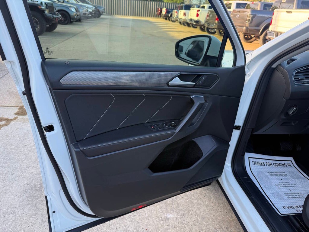 Volkswagen Tiguan Vehicle Full-screen Gallery Image 08