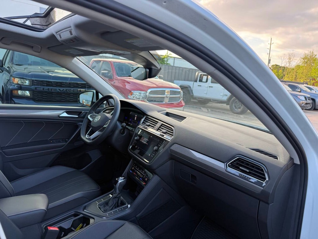 Volkswagen Tiguan Vehicle Full-screen Gallery Image 09