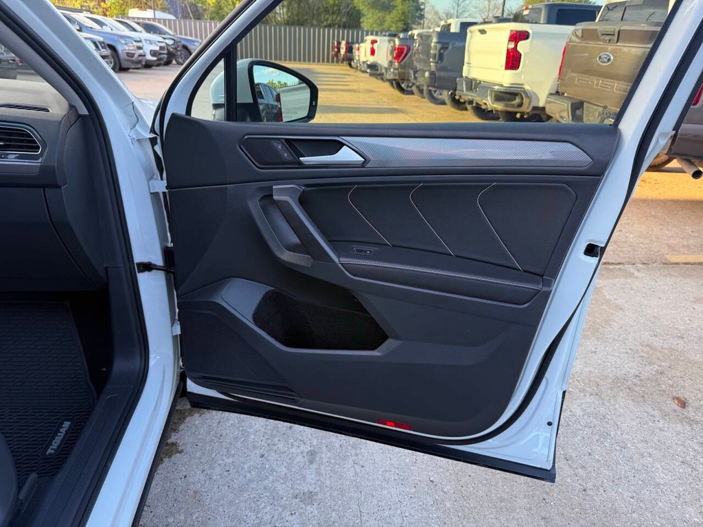 Volkswagen Tiguan Vehicle Full-screen Gallery Image 11