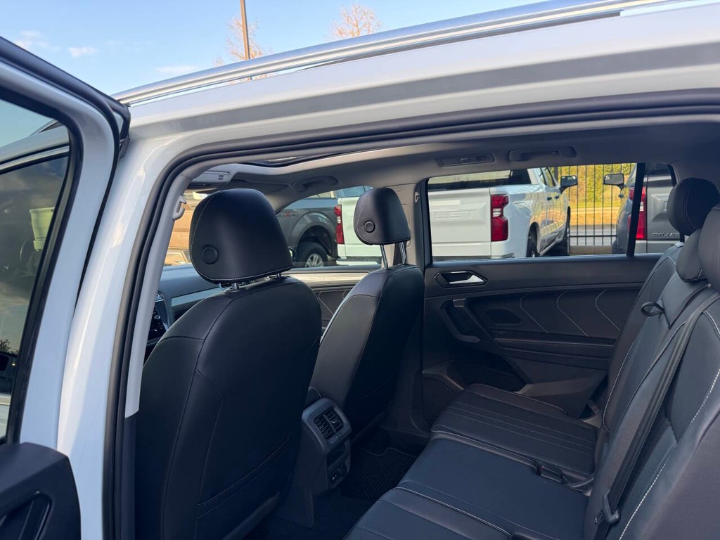 Volkswagen Tiguan Vehicle Full-screen Gallery Image 12