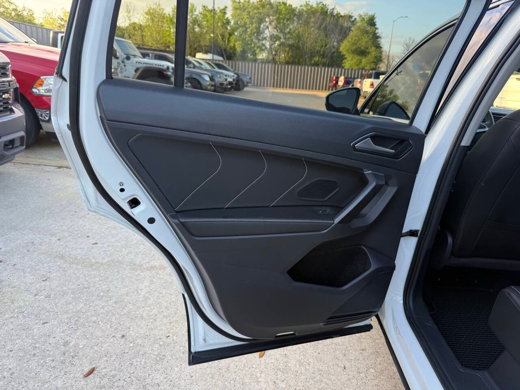 Volkswagen Tiguan Vehicle Full-screen Gallery Image 15