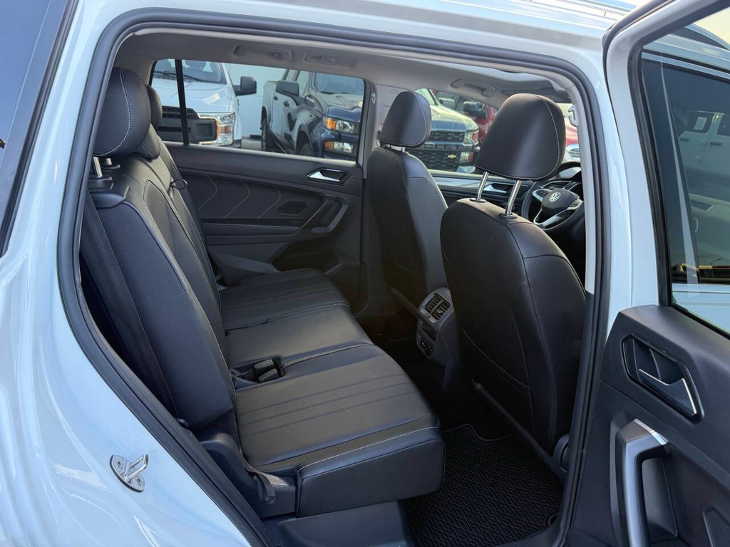 Volkswagen Tiguan Vehicle Full-screen Gallery Image 16