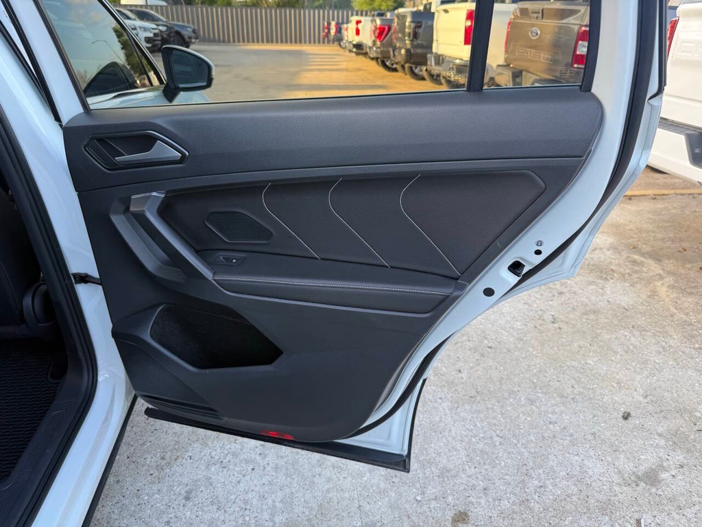 Volkswagen Tiguan Vehicle Full-screen Gallery Image 18