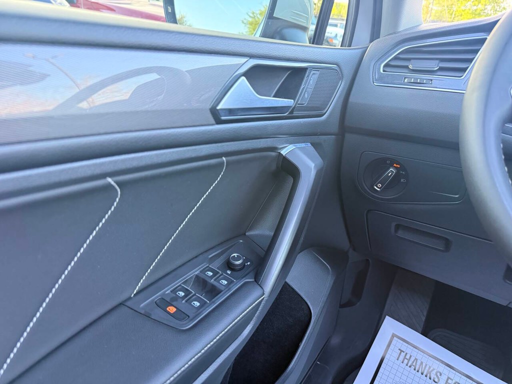 Volkswagen Tiguan Vehicle Full-screen Gallery Image 31