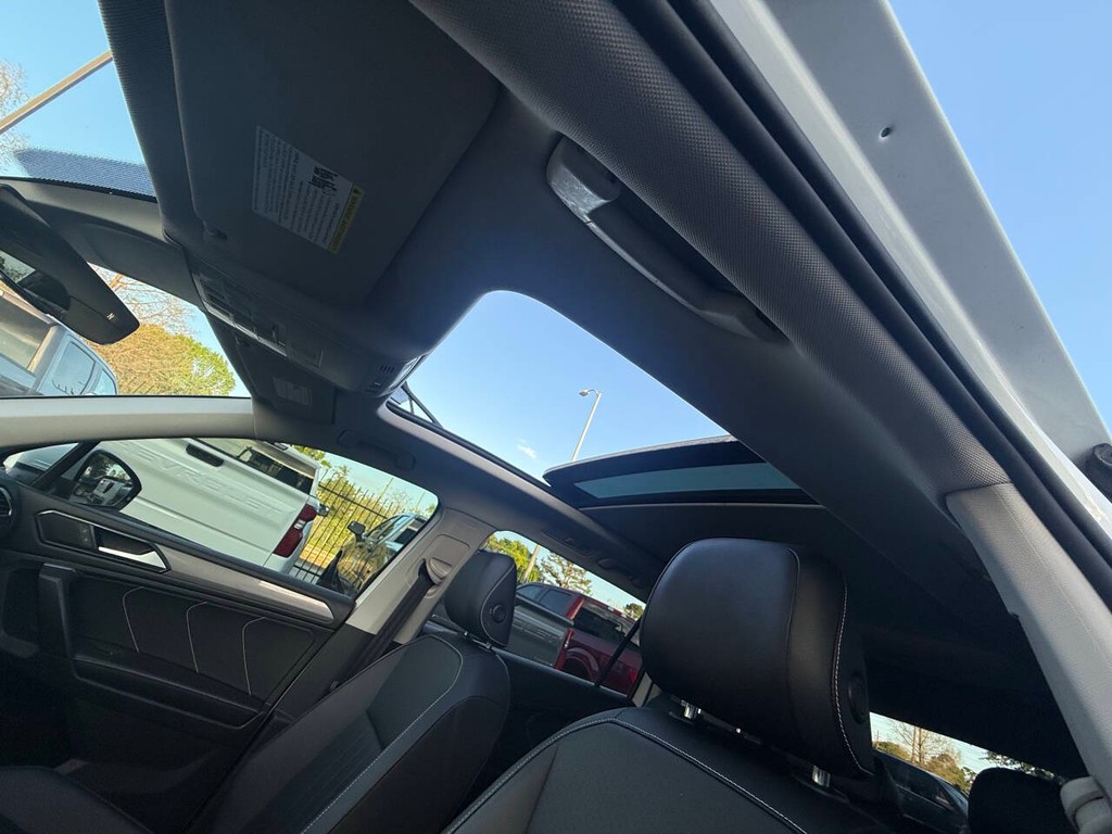 Volkswagen Tiguan Vehicle Full-screen Gallery Image 32