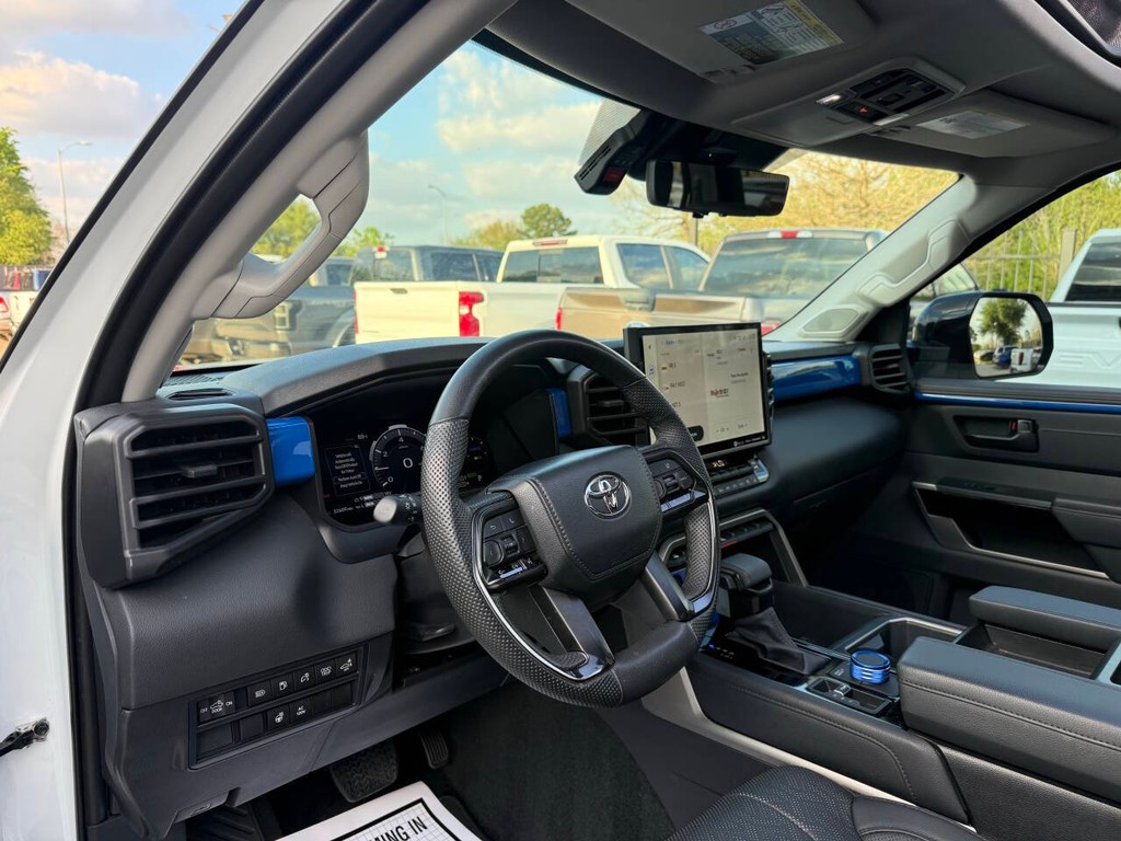 Toyota Tundra 4WD Vehicle Full-screen Gallery Image 06