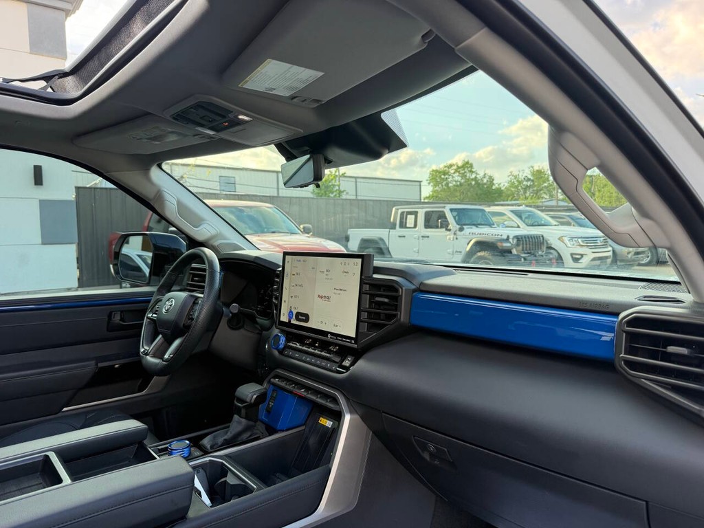 Toyota Tundra 4WD Vehicle Full-screen Gallery Image 09