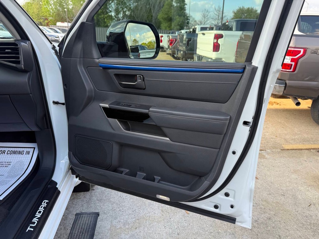 Toyota Tundra 4WD Vehicle Full-screen Gallery Image 11