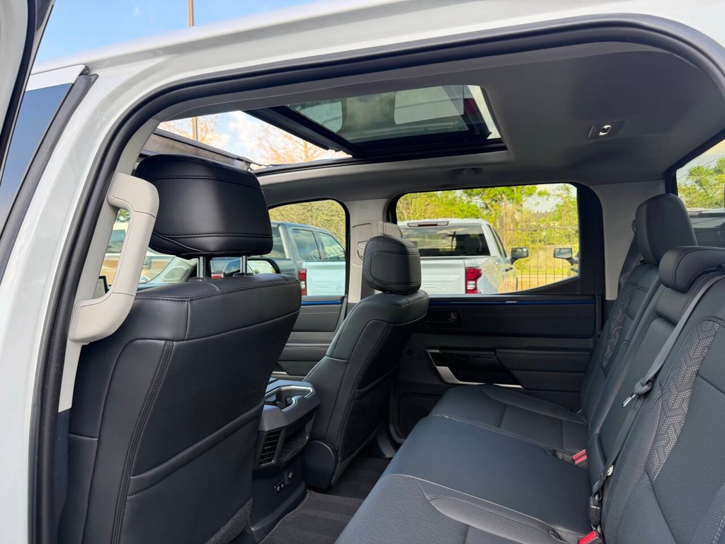 Toyota Tundra 4WD Vehicle Full-screen Gallery Image 12