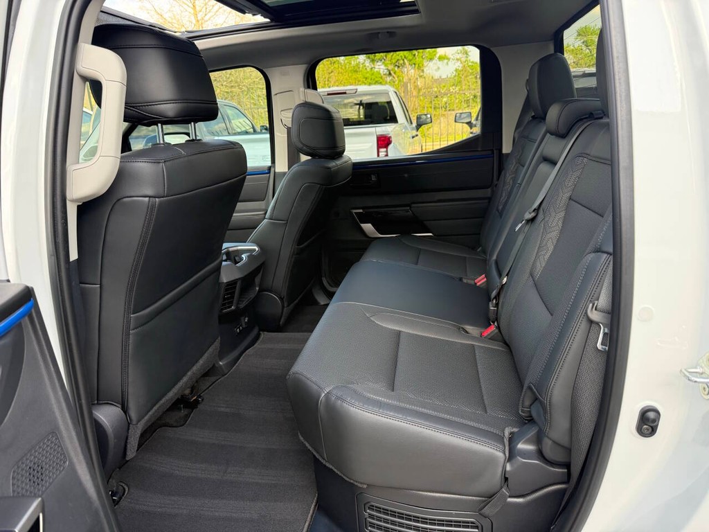 Toyota Tundra 4WD Vehicle Full-screen Gallery Image 13