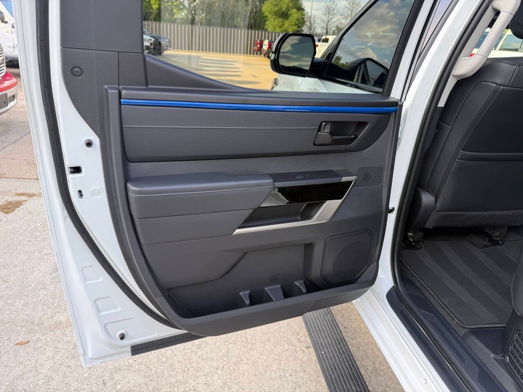 Toyota Tundra 4WD Vehicle Full-screen Gallery Image 14