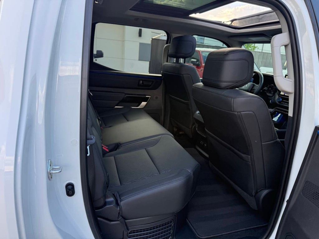 Toyota Tundra 4WD Vehicle Full-screen Gallery Image 15