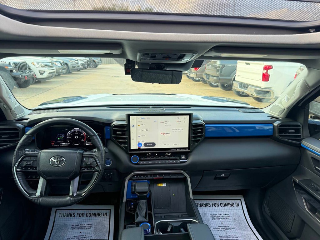 Toyota Tundra 4WD Vehicle Full-screen Gallery Image 17