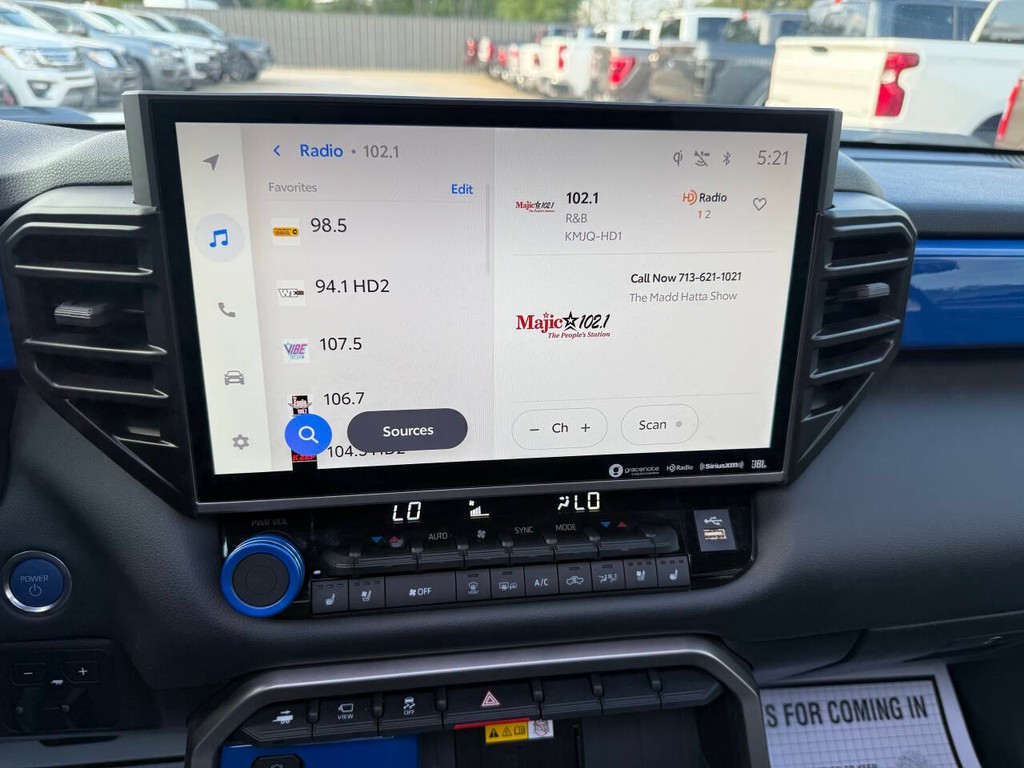 Toyota Tundra 4WD Vehicle Full-screen Gallery Image 24