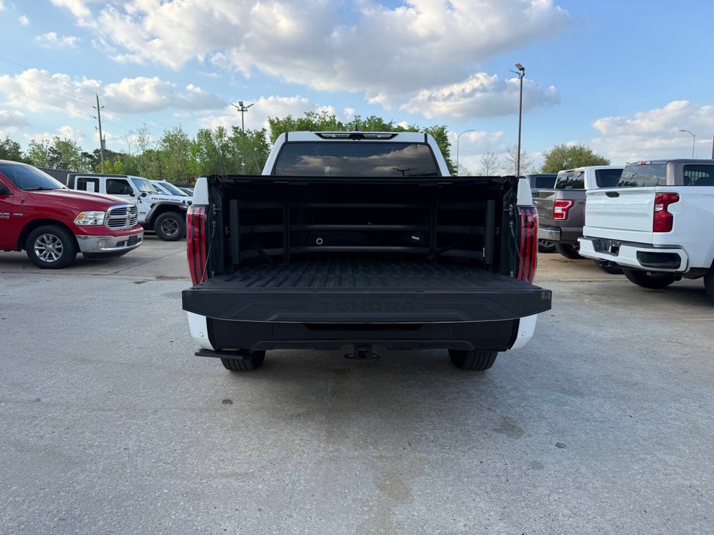 Toyota Tundra 4WD Vehicle Full-screen Gallery Image 38