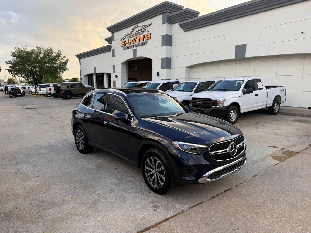 Mercedes-Benz GLC Vehicle Full-screen Gallery Image 02