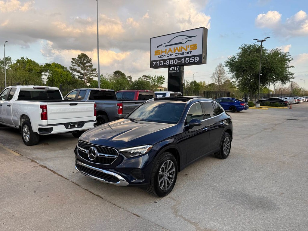 Mercedes-Benz GLC Vehicle Full-screen Gallery Image 03