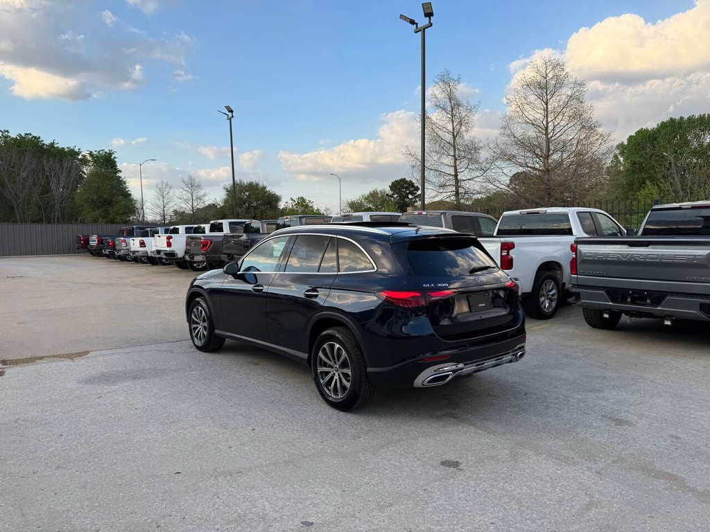 Mercedes-Benz GLC Vehicle Full-screen Gallery Image 04