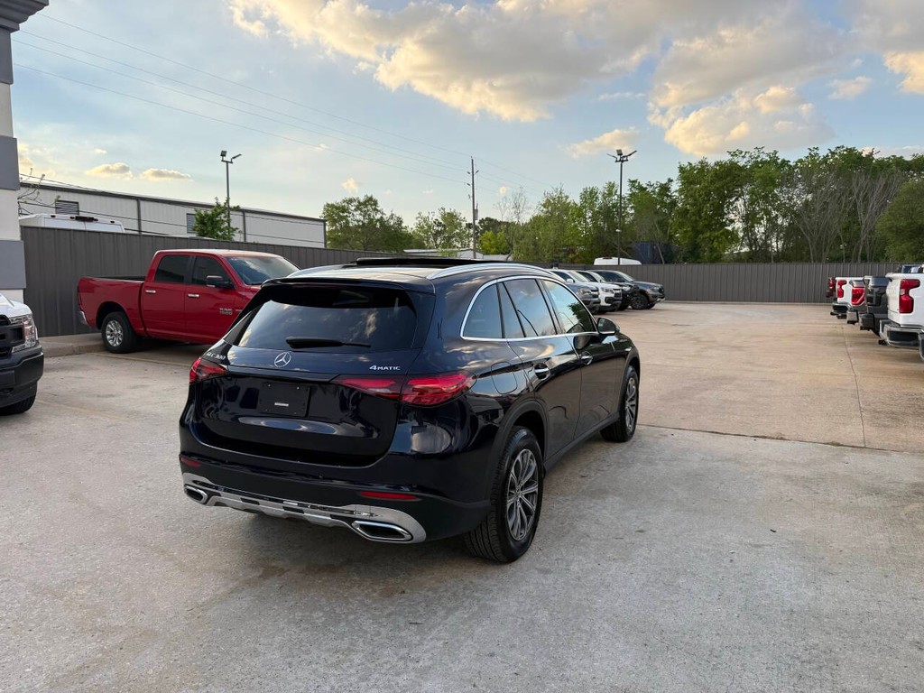 Mercedes-Benz GLC Vehicle Full-screen Gallery Image 05