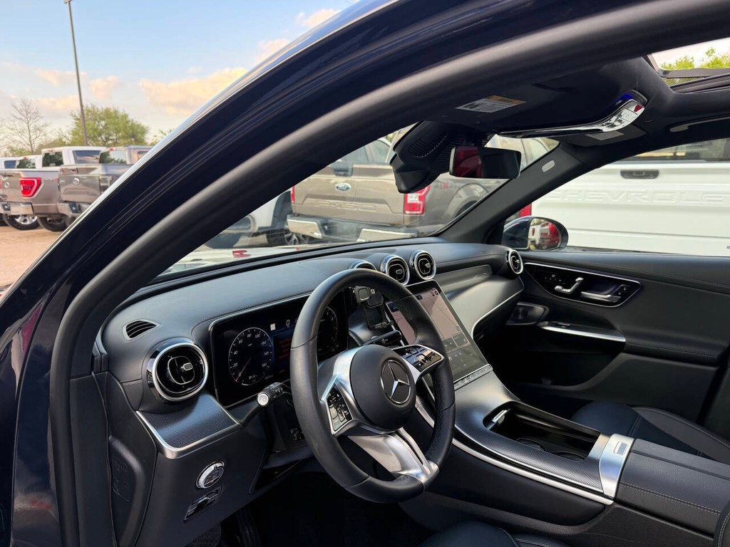 Mercedes-Benz GLC Vehicle Full-screen Gallery Image 06