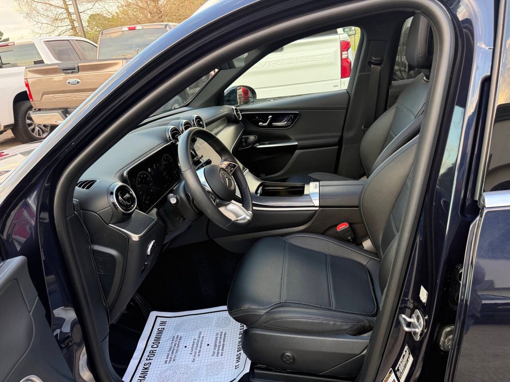 Mercedes-Benz GLC Vehicle Full-screen Gallery Image 07