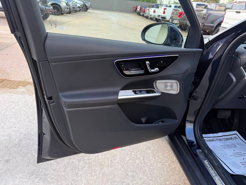 Mercedes-Benz GLC Vehicle Full-screen Gallery Image 08