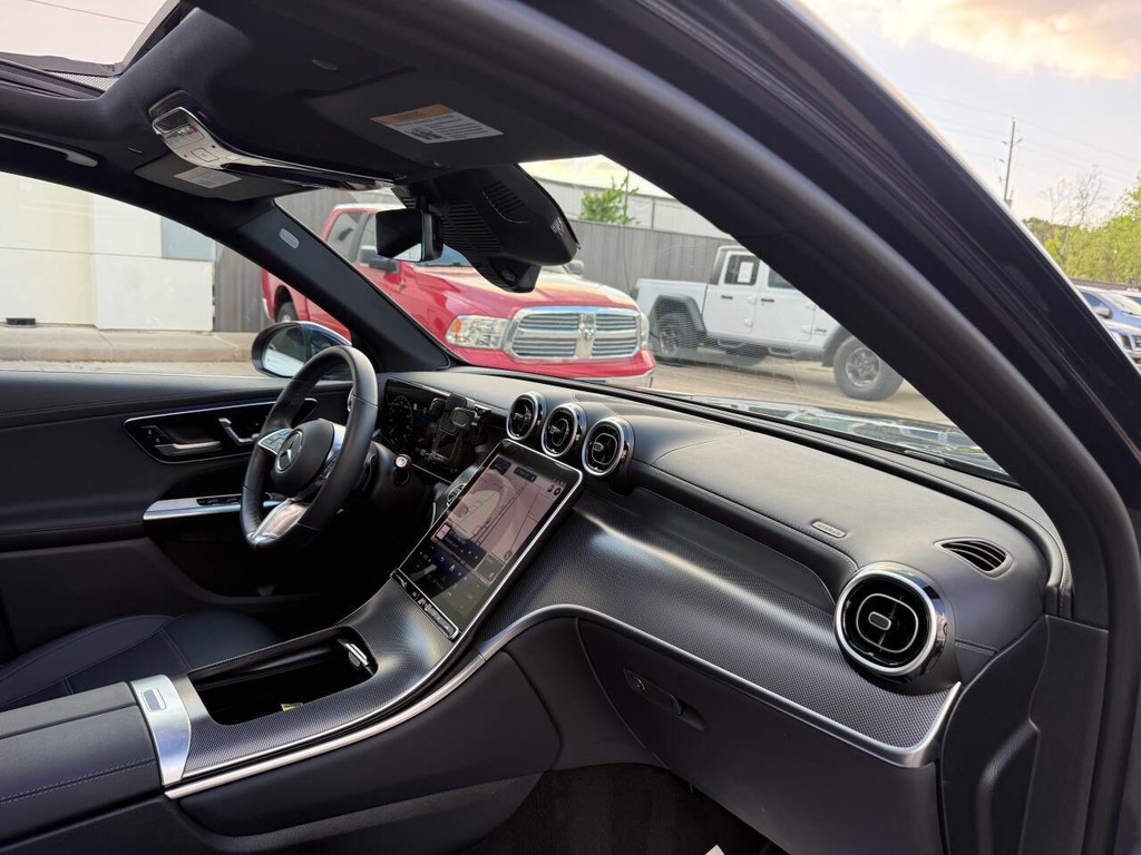 Mercedes-Benz GLC Vehicle Full-screen Gallery Image 09