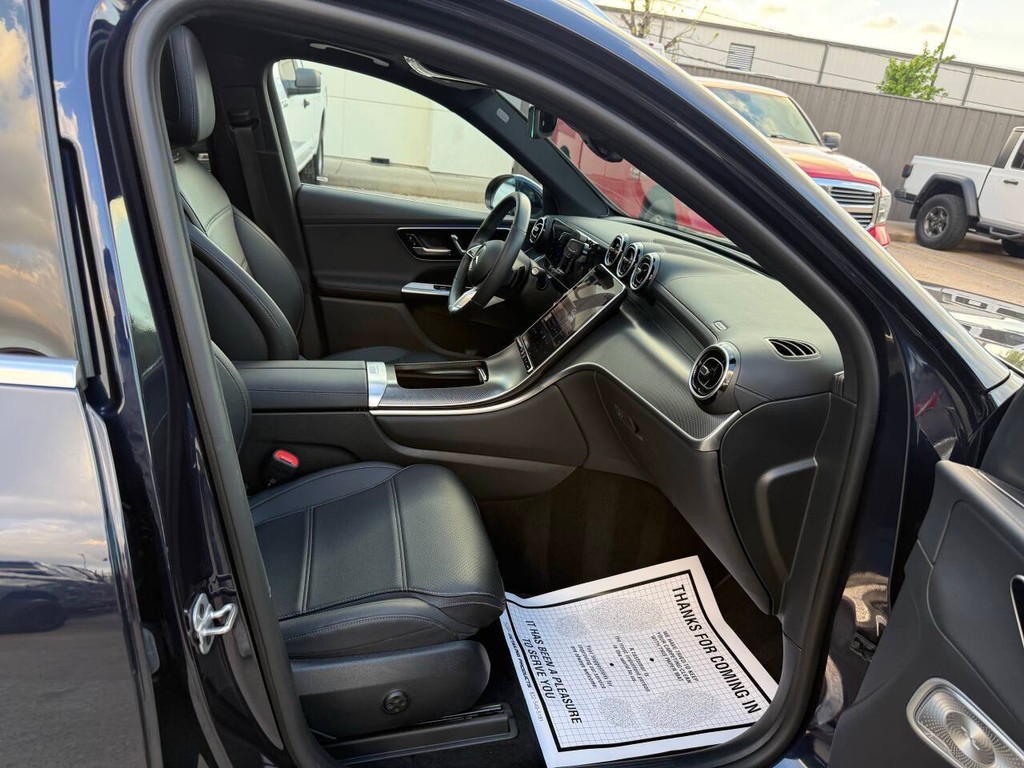 Mercedes-Benz GLC Vehicle Full-screen Gallery Image 10