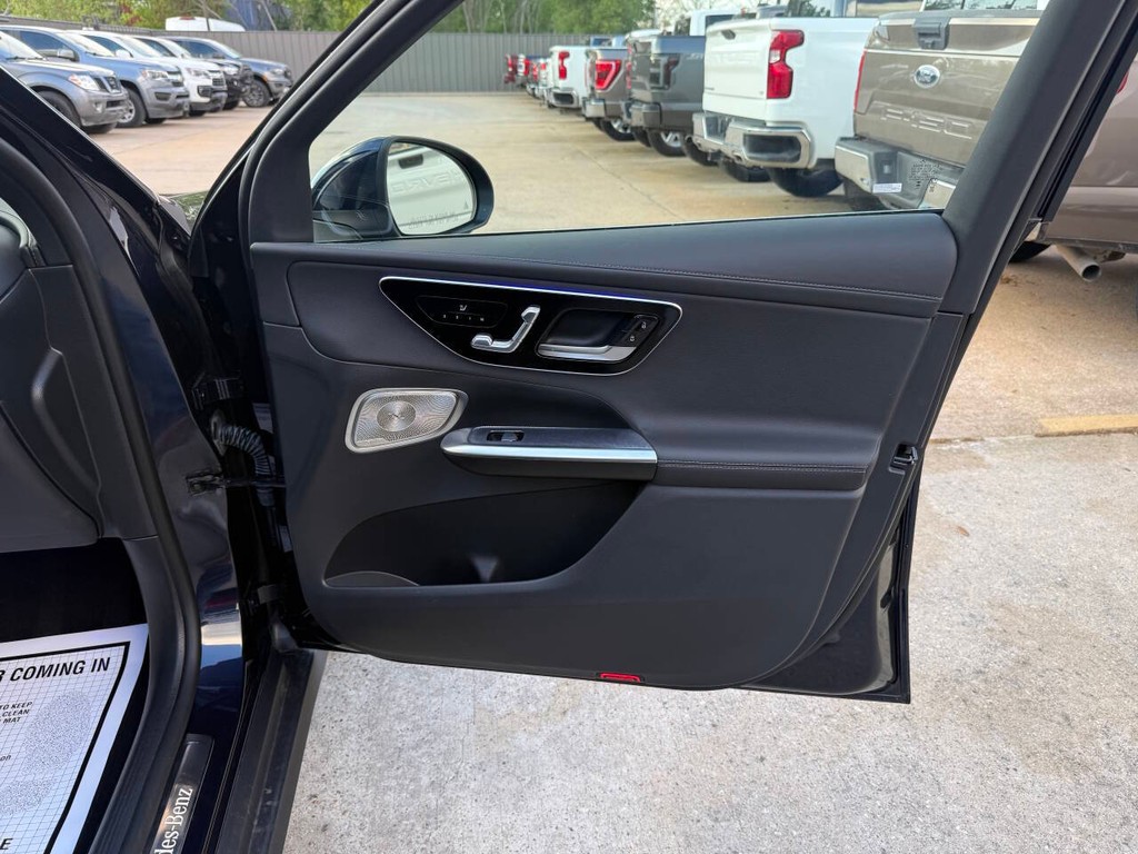 Mercedes-Benz GLC Vehicle Full-screen Gallery Image 11