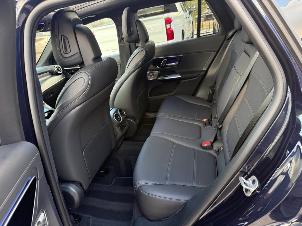 Mercedes-Benz GLC Vehicle Full-screen Gallery Image 13