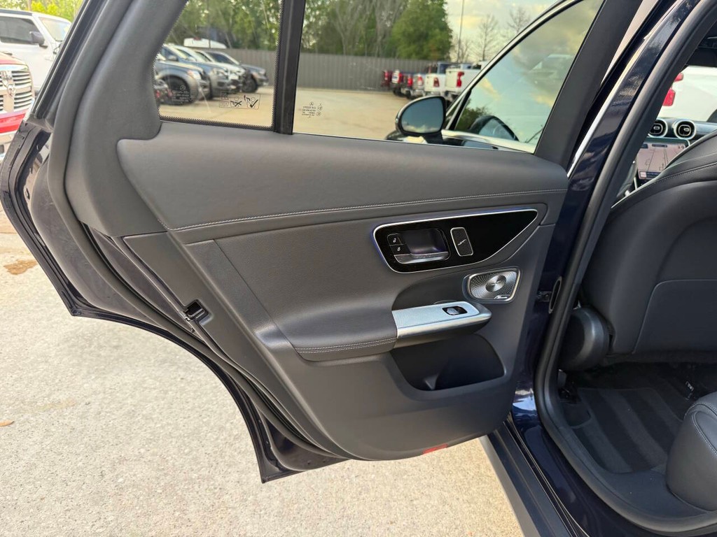 Mercedes-Benz GLC Vehicle Full-screen Gallery Image 14